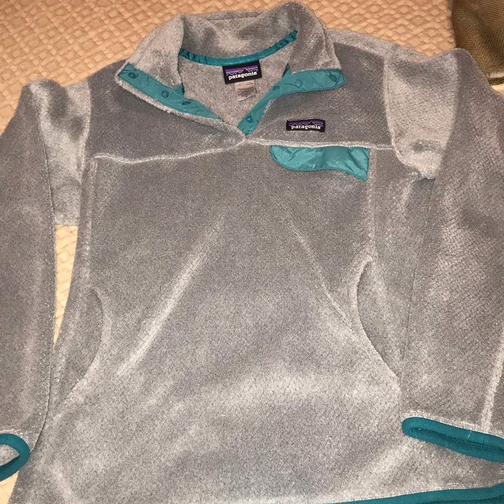 Patagonia Light Gray Fleece Pullover with Teal Accents